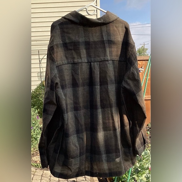 Hugo Boss 100% wool plaid car coat/ over shirt Lg, good condition - Picture 2 of 11